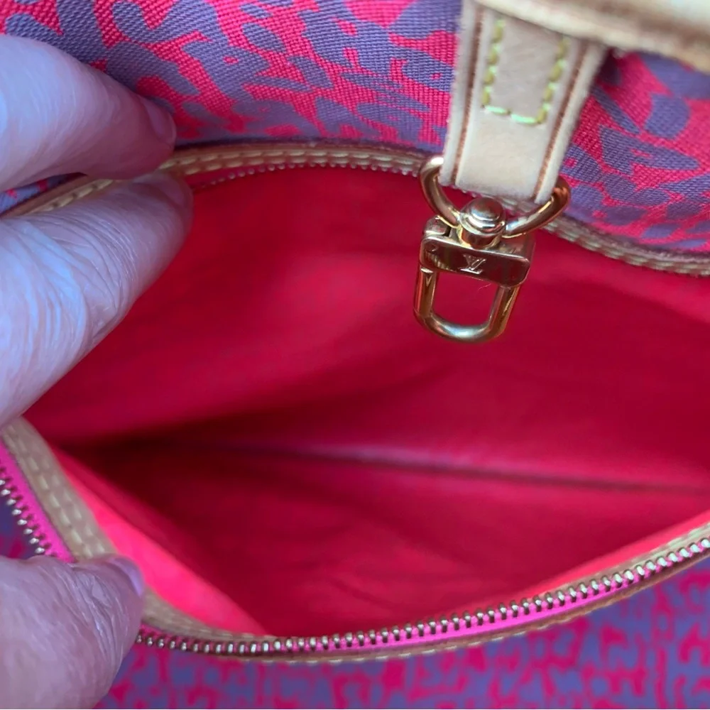 LOUIS VUITTON
Limited Edition Fuchsia Stephen Sprouse Graffiti Neverfull GM Bag - Picture 13 of 16